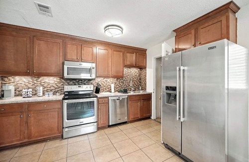Baldwin House | Peaceful Home w/Wifi, Parking & Backyard