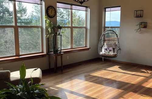 Thurston House | Peaceful Home with a View