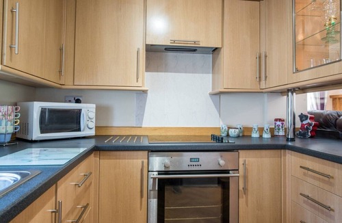 Airdrie House | Peaceful-Honeysuckle Scottish Cottage with Hot Tub