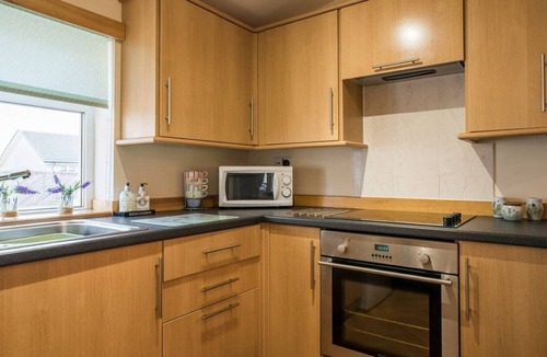 Airdrie House | Peaceful-Honeysuckle Scottish Cottage with Hot Tub