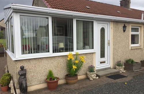 Airdrie House | Peaceful-Honeysuckle Scottish Cottage with Hot Tub