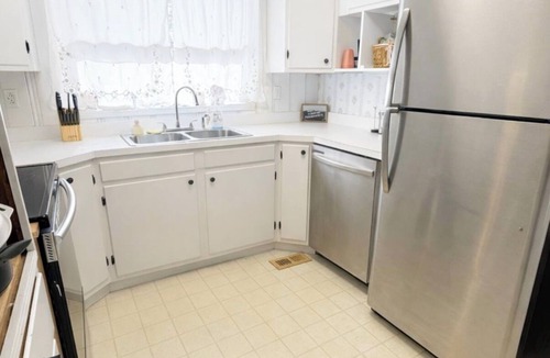 Rossville House | Peaceful Hot Tub Hideaway - 15 mins to Chatt - Dog Friendly