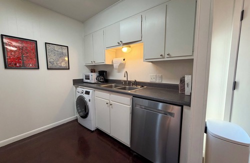Hyde Park Condo | Peaceful Hyde Park Condo Near UT/Moody with Free Parking, Fast WiFi, King Bed