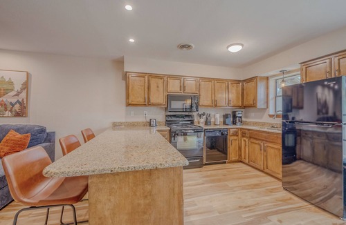 Ruidoso Condo | Peaceful Innsbrook Village Condo with Free Golf & Mountain Charm