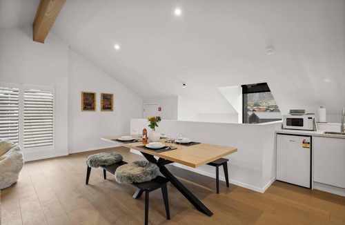 Kawarau Falls Apartment | Peaceful Jacks Point Loft Hideaway