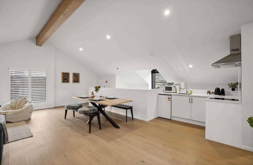 Kawarau Falls Apartment | Peaceful Jacks Point Loft Hideaway