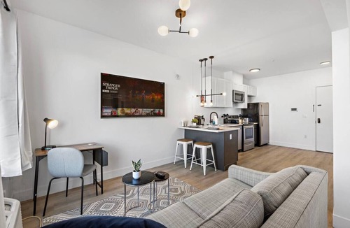 Elizabeth Hotel | Peaceful King Studio 15 min from EWR Free Parking