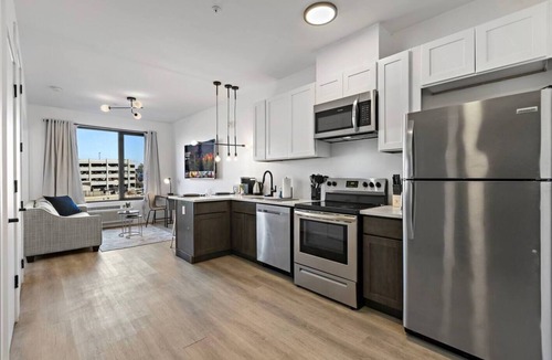 Elizabeth Hotel | Peaceful King Studio 15 min from EWR Free Parking