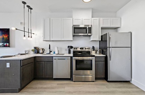 Elizabeth Hotel | Peaceful King Studio 15 min from EWR Free Parking