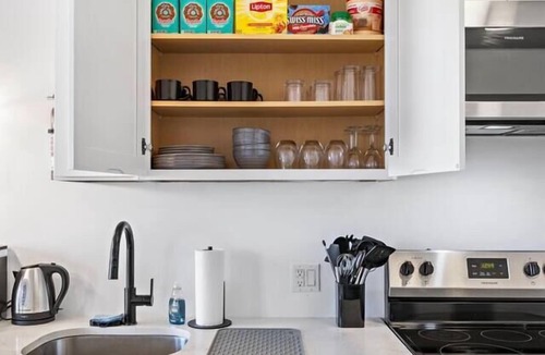 Elizabeth Hotel | Peaceful King Studio 15 min from EWR Free Parking