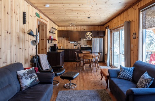 Riviere-a-Pierre Ski Chalet | Peaceful lakeside cottage