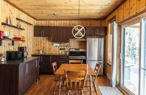 Riviere-a-Pierre Ski Chalet | Peaceful lakeside cottage