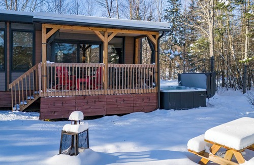 Riviere-a-Pierre Ski Chalet | Peaceful lakeside cottage