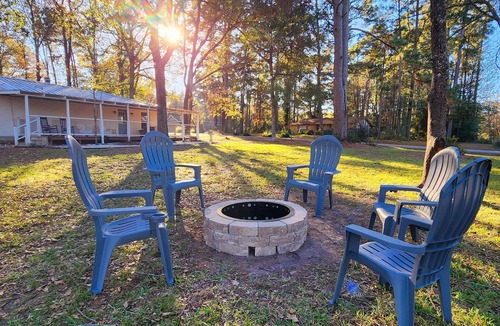 Montgomery House | Peaceful Lake Conroe Getaway Firepit Games Family-Friendly Retreat