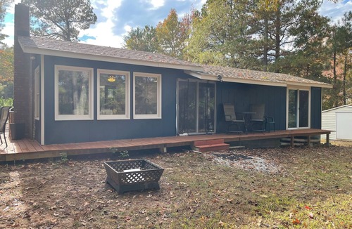 Reed Creek House | Peaceful Lake Cottage