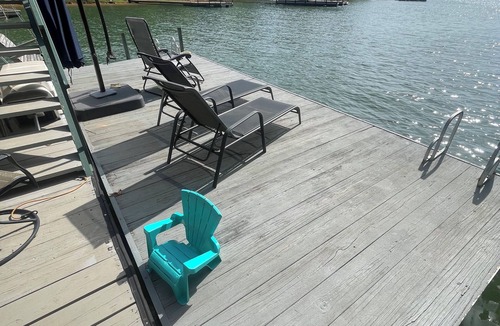 Reed Creek House | Peaceful Lake Cottage