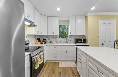 Hillister House | Peaceful Lake Escape, 2023 Construction, Walk to the Water, Front Porch Views