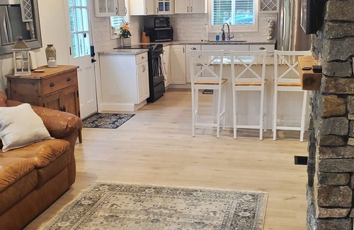 Salem House | Peaceful Lake Front Cottage in Southern NH