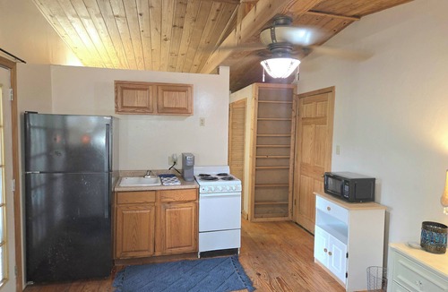 Montgomery Apartment | Peaceful Lake Guesthouse