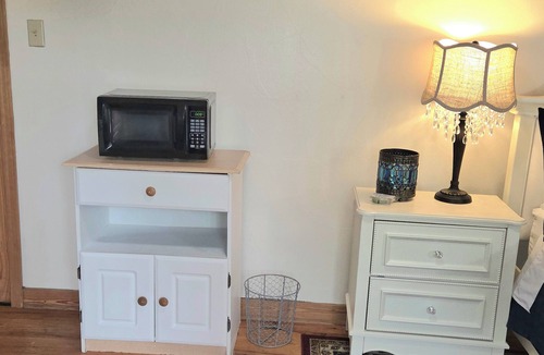 Montgomery Apartment | Peaceful Lake Guesthouse
