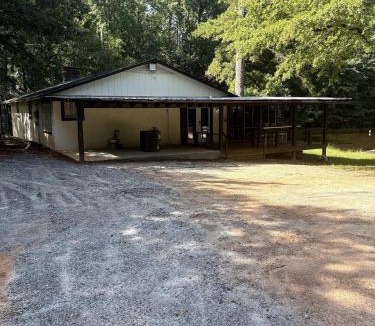 Newnan House | Peaceful Lake House