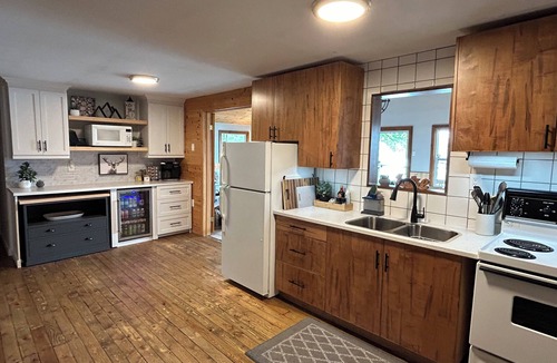 Byng Inlet Cottage | Peaceful Lakefront Cottage on Harris Lake