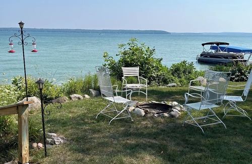 Cheboygan Cabin | Peaceful Lakefront Getaway 2 B/1 BA