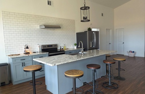 Eureka House | Peaceful lakefront retreat on Richland Chambers Lake! 🌅 Enjoy breathtaking views, games galore, a cozy firepit under the stars, a telescope for stargazing 🔭, a popcorn machine for movie nights 🍿, and plenty of space to relax on a private 4.3-acre