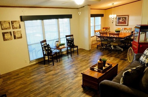 Kingston House | Peaceful Lakehouse Retreat- 2 minutes from the water