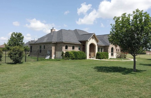 Lytle House | Peaceful Lakeside Gem near San Antonio