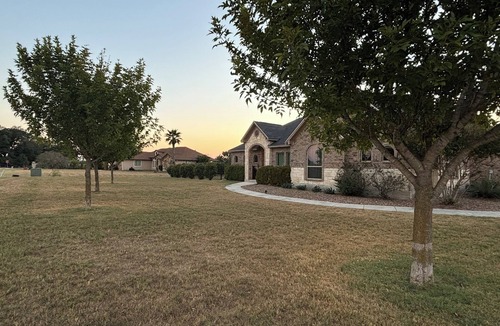 Lytle House | Peaceful Lakeside Gem near San Antonio