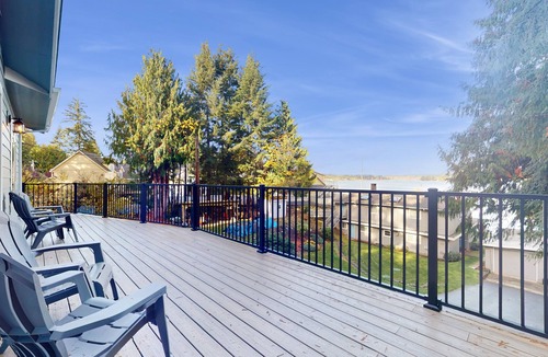 Lake Goodwin House | Peaceful lakeside getaway with shared private beach & dock, electric fireplace