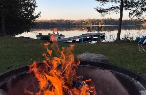 Wollaston House | Peaceful lakeside paradise on desirable Peter Lake