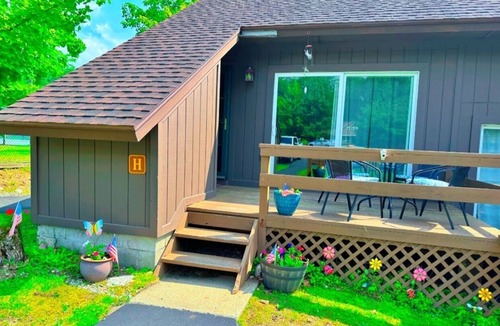Chestertown Condo | Peaceful Lakeside Retreat with Private Beach