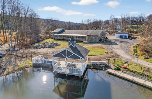 Monroe Apartment | Peaceful Lakeside Studio Fast Wifi Great WFH