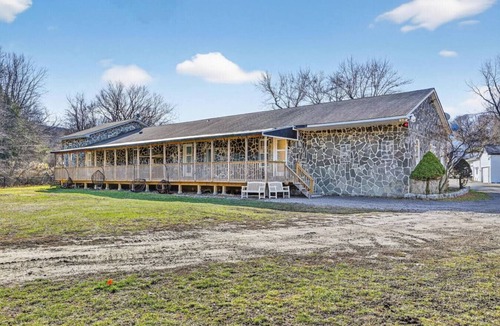 Monroe Apartment | Peaceful Lakeside Studio Fast Wifi Great WFH