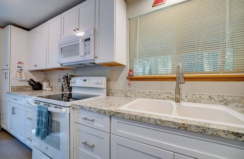 Leavenworth Cabin | Peaceful Leavenworth Cabin with Deck & Fire Pit!