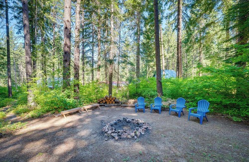 Leavenworth Cabin | Peaceful Leavenworth Cabin with Deck & Fire Pit!