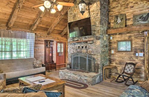 Emerald Beach House | Peaceful Log Cabin Escape Near Table Rock Lake!