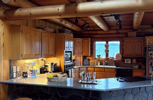 Molalla Cabin | Peaceful Log home on 9 mountainview acres