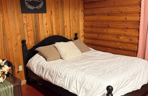 Molalla Cabin | Peaceful Log home on 9 mountainview acres