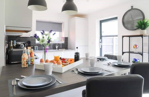 Leicester House | Peaceful Luxury 3 Bed Bungalow