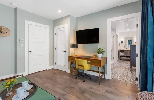 West University House | Peaceful Luxury king suite w/full kitchen and Laundry