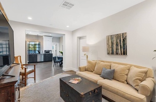 West University House | Peaceful Luxury king suite w/full kitchen and Laundry
