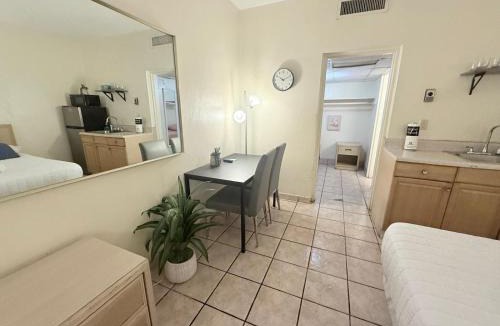 Hallandale Beach Apartment | Peaceful Miami Studio Spot 2335