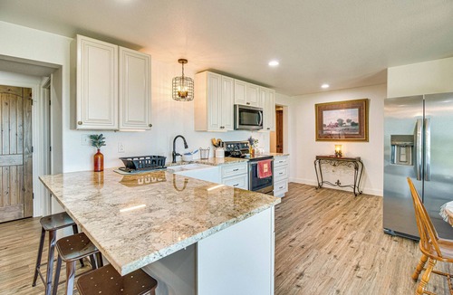 Squires House | Peaceful Missouri Getaway w/Valley View & Patio!