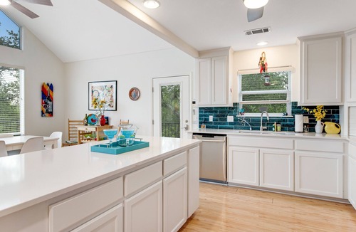 Oatmeal House | Peaceful, modern home close to Lago Vista with large deck & balcony