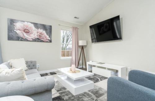 Avon House | Peaceful Modern Home near Avon
