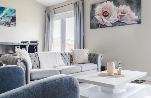 Avon House | Peaceful Modern Home near Avon