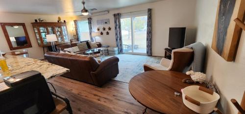 Guernsey House | Peaceful Modern House by River & Park in Guernsey